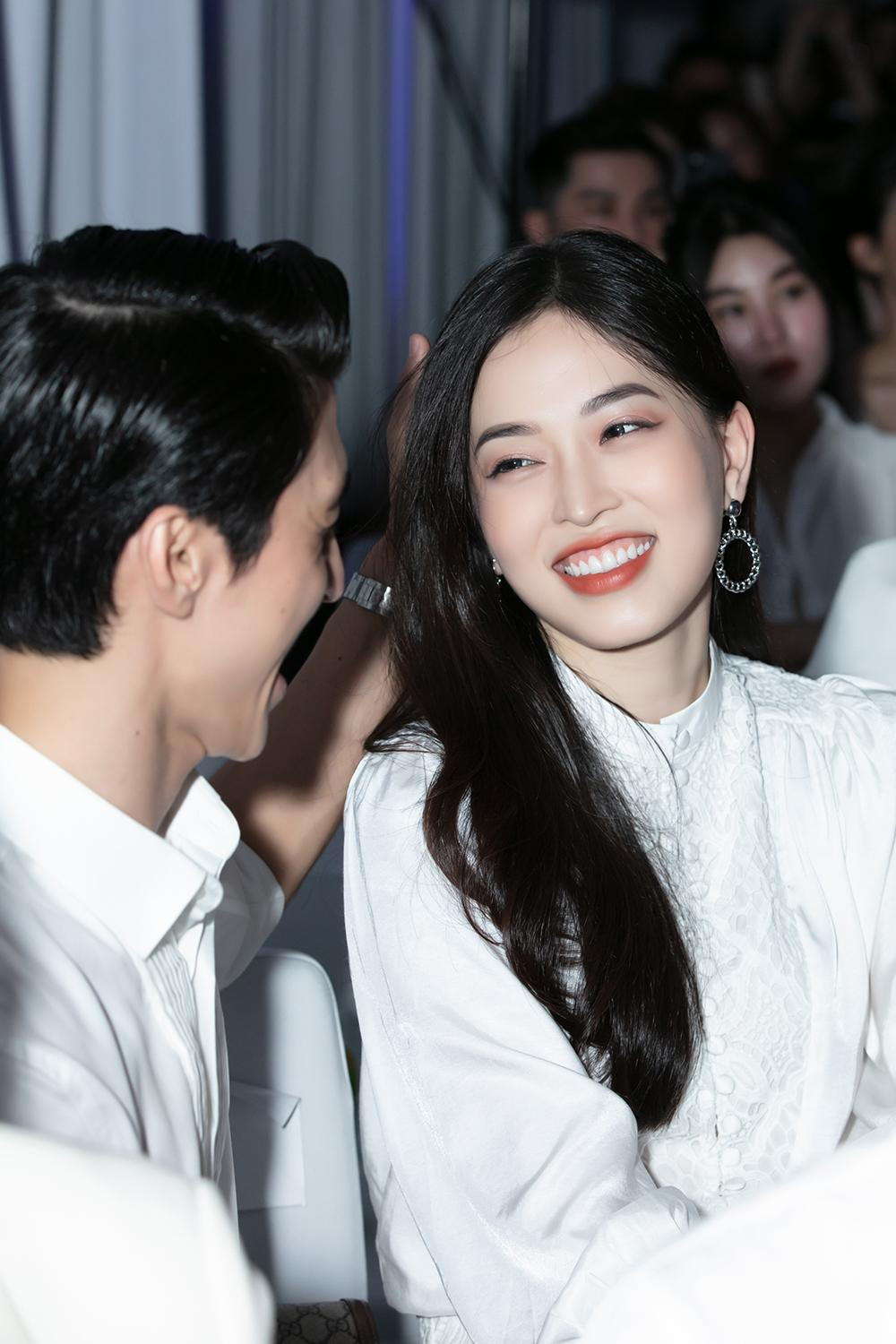 Nam diễn viên điển trai và nàng Á hậu xinh đẹp dành cho nhau rất nhiều cử chỉ tình tứ. Bình An ân cần vuốt tóc bạn gái trong lúc xem ca nhạc.