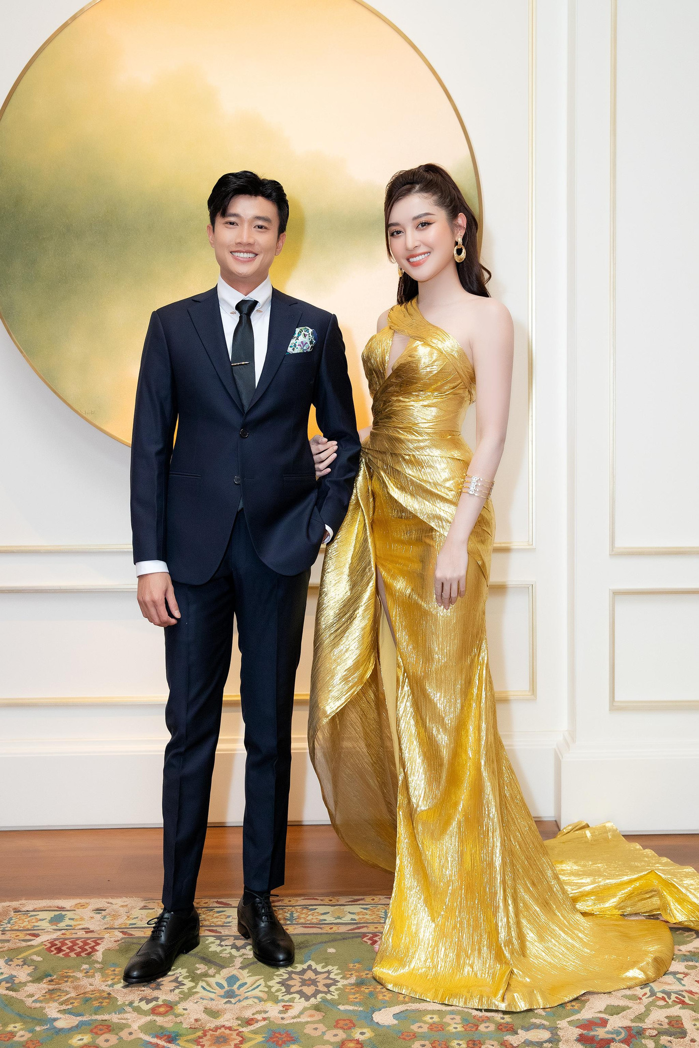 Tại sự kiện, Huyền My hội ngộ diễn viên Quốc Trường. Họ có mối quan hệ thân thiết nhiều năm qua.