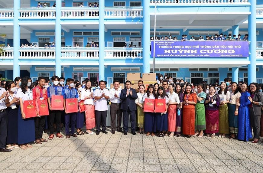 Thủ tướng Phạm Minh Chính thăm, tặng quà cho học sinh có hoàn cảnh khó khăn. (Ảnh: Dương Giang/TTXVN) Thủ tướng Phạm Minh Chính thăm, tặng quà cho học sinh có hoàn cảnh khó khăn. (Ảnh: Dương Giang/TTXVN)