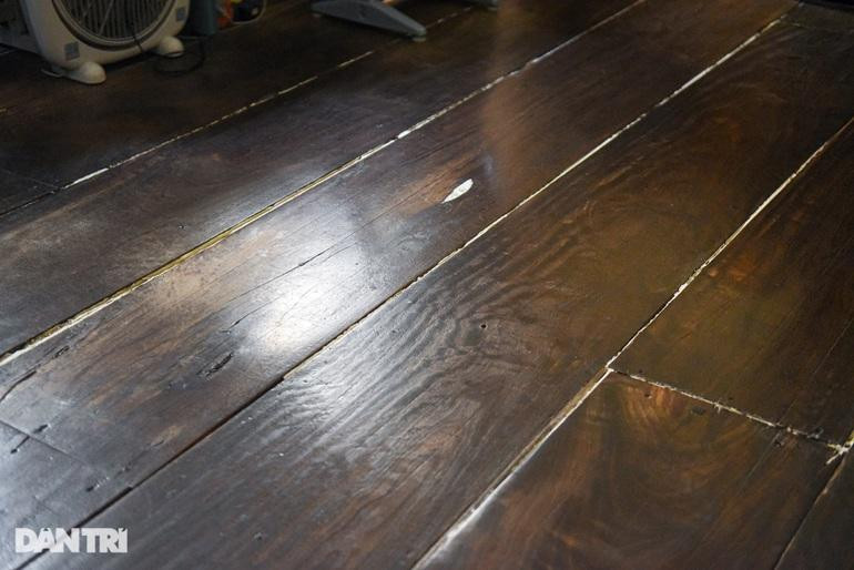 Sàn nhà được làm bằng gỗ lim vẫn được giữ tới tận ngày nay. Sàn nhà được làm bằng gỗ lim vẫn được giữ tới tận ngày nay.