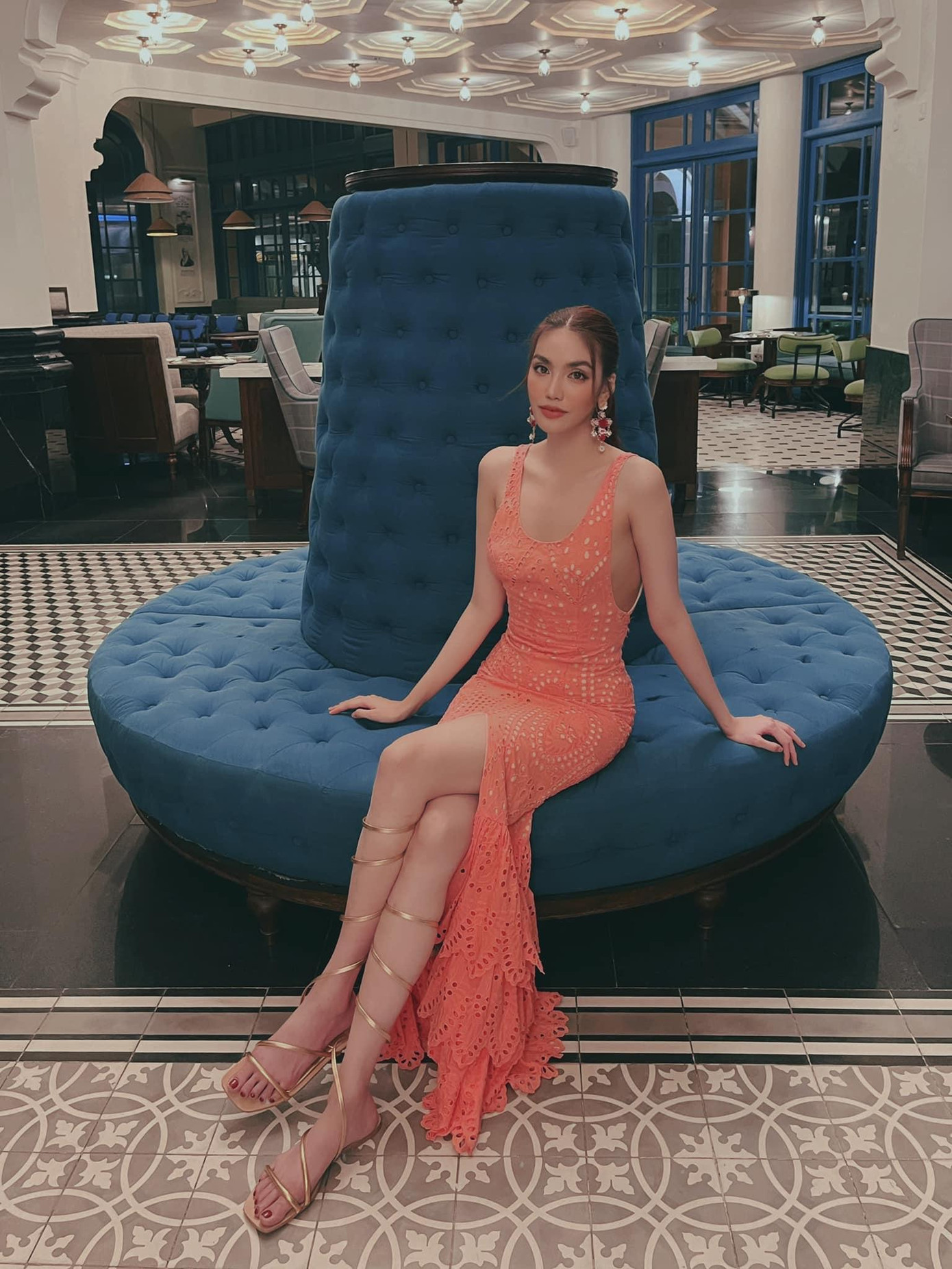 Hoa khôi Lan Khuê mặc váy hồng cắt xẻ nóng bỏng.