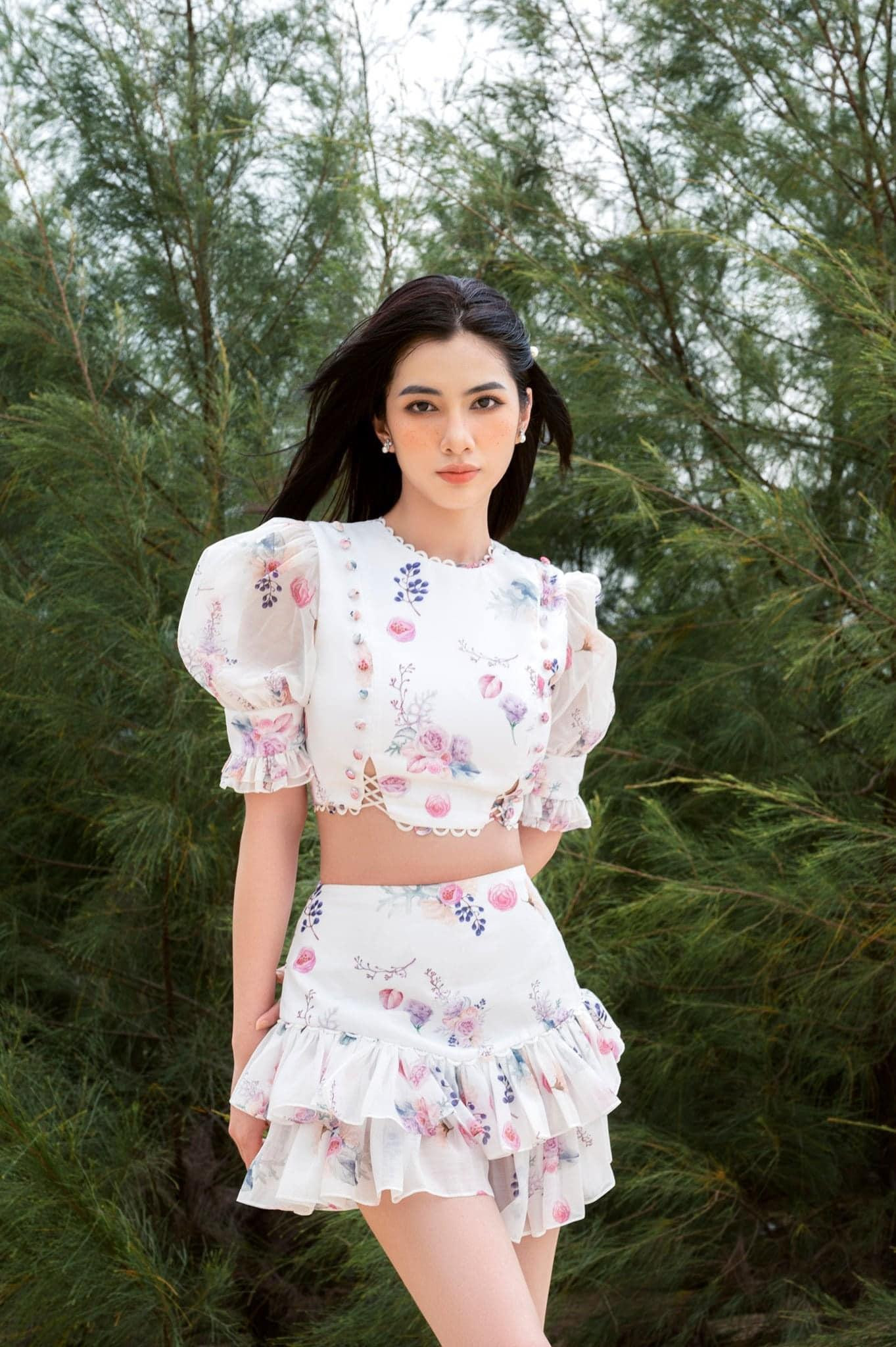 Người đẹp Cẩm Đan diện crop-top khoe vòng eo 'con kiến'.