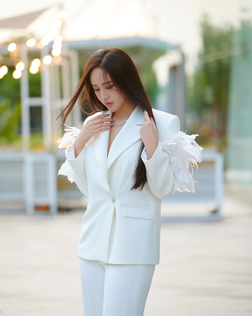 Chọn kiểu tóc xõa tự nhiên, Mai Phương Thúy khoe thần thái 'đỉnh cao' khiến fans xuýt xoa.