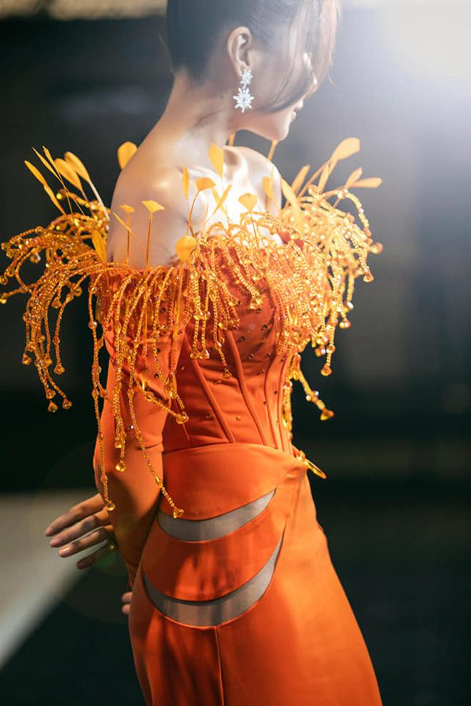 Chi tiết khoét hông lạ mắt giúp Thanh Hằng nổi bật tại sự kiện.