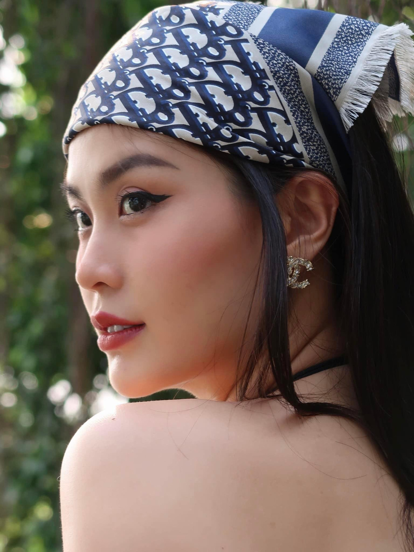 Á hậu Việt Nam 2014 buông lơi vai trần nuột nà.