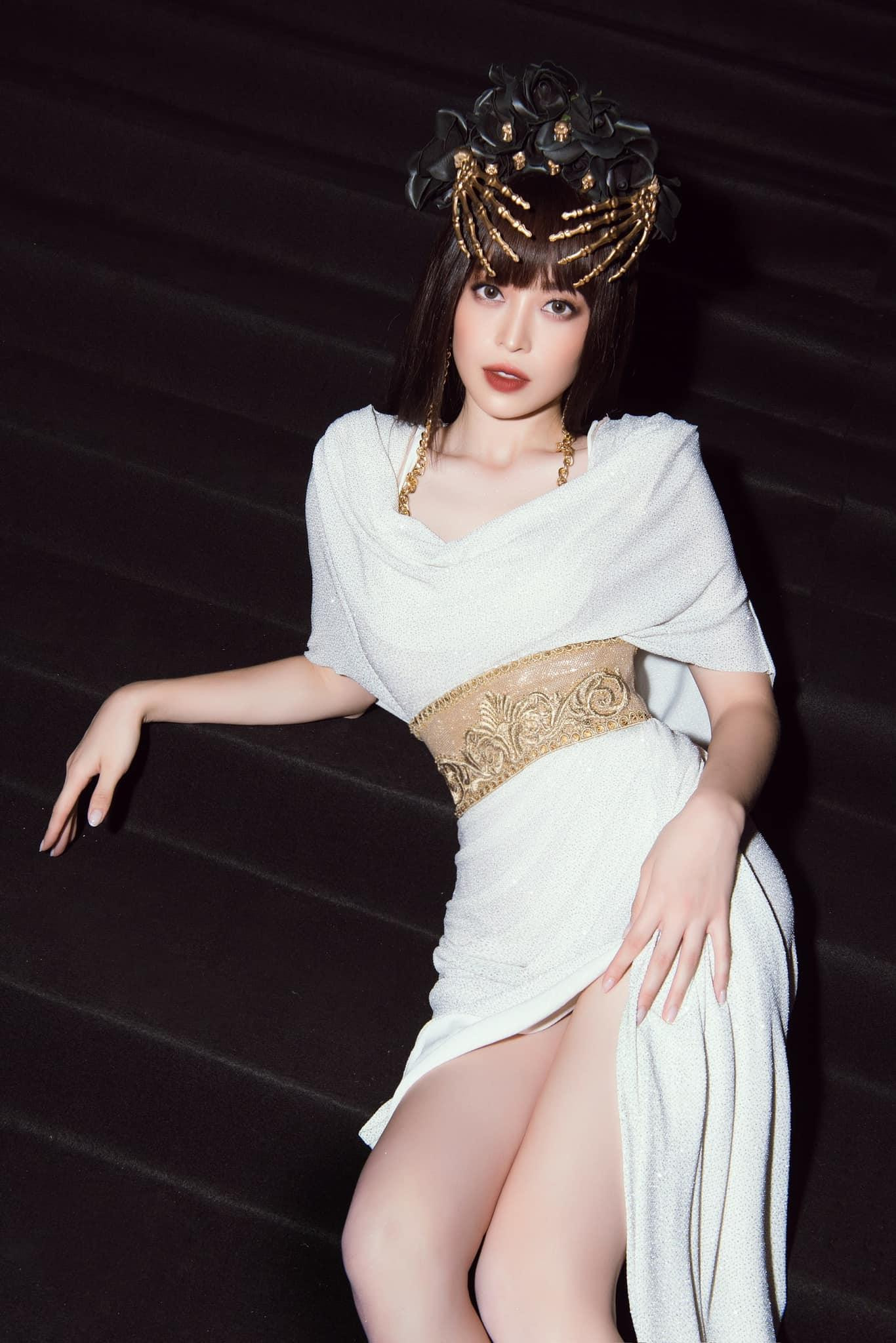 Á hậu Phương Nga trong một lần tham dự show thời trang cũng khiến fans khó nhận ra.