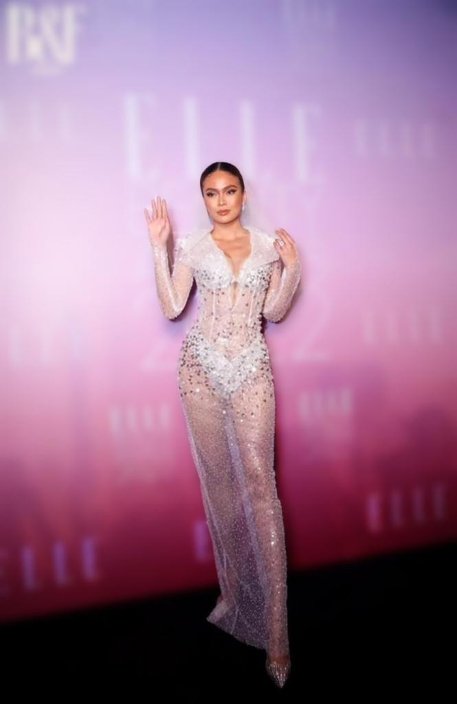 Giống Lương Thùy Linh, Mâu Thủy chọn váy áo xuyên thấu táo bạo.