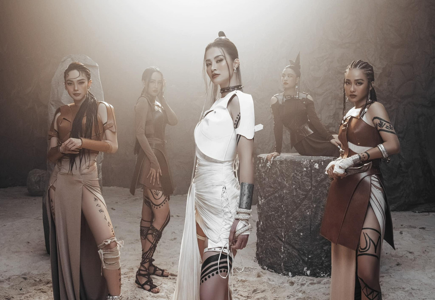 Hoa hậu Mai Phương Thuý xuất hiện với tạo hình cá tính trong sản phẩm âm nhạc mới của ca sĩ Đông Nhi.