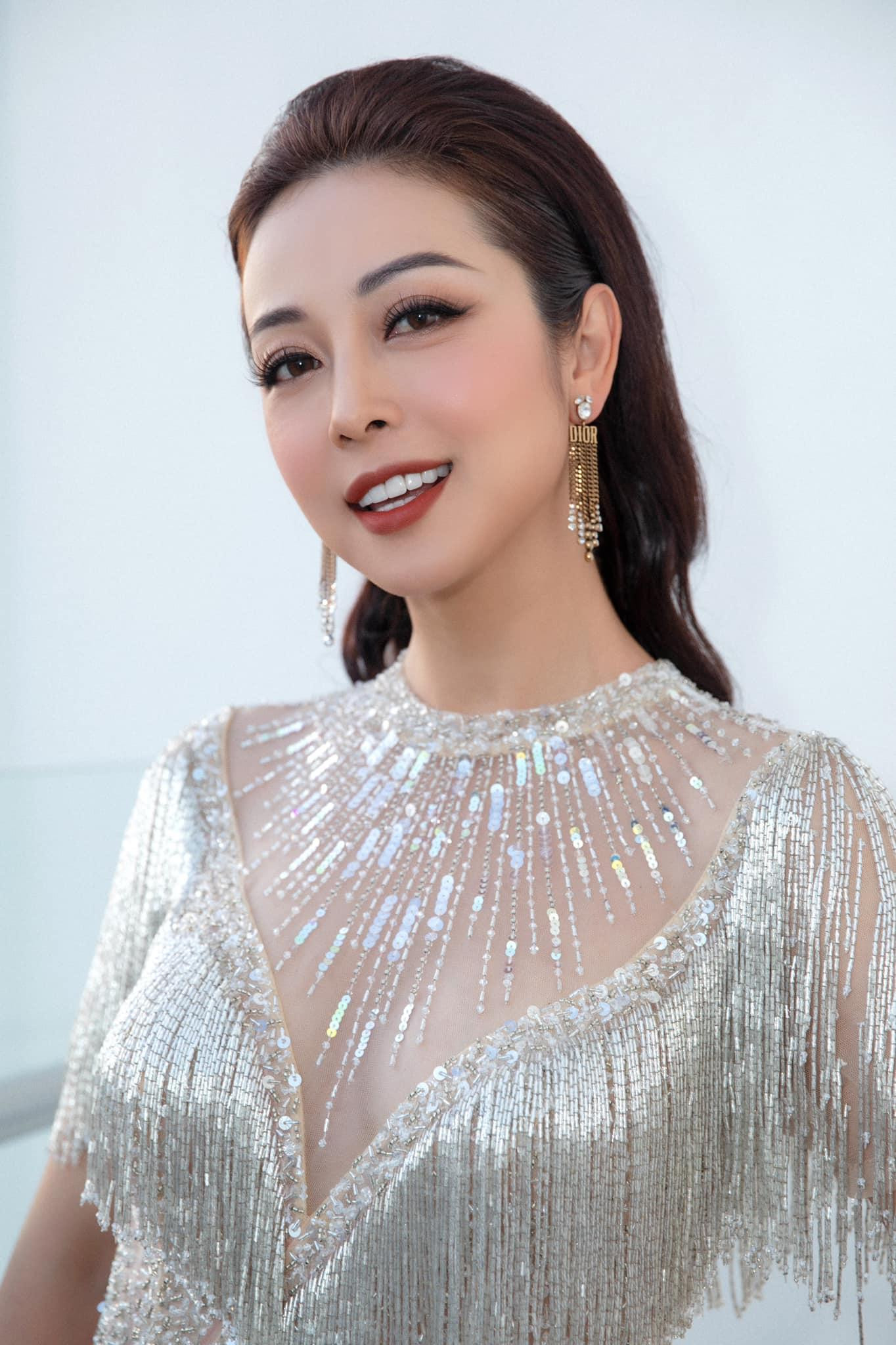 Hoa hậu Jennifer Phạm xinh đẹp lộng lẫy với váy dạ hội tua rua xuyên thấu.