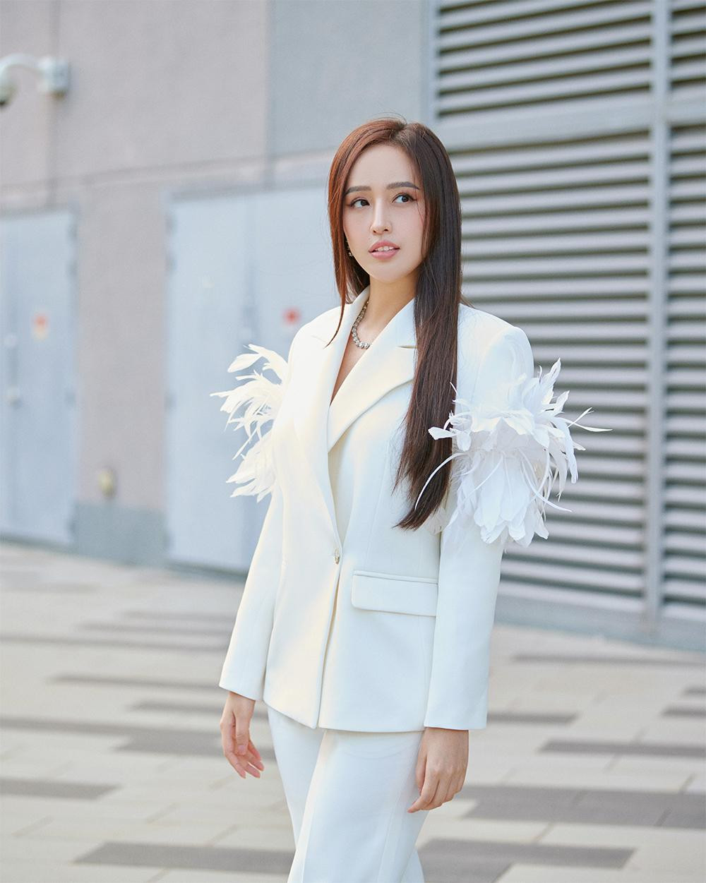 Thiết kế tông màu trắng bay bổng và lãng mạn giúp người đẹp khoe nhan sắc dịu dàng, thanh khiết.