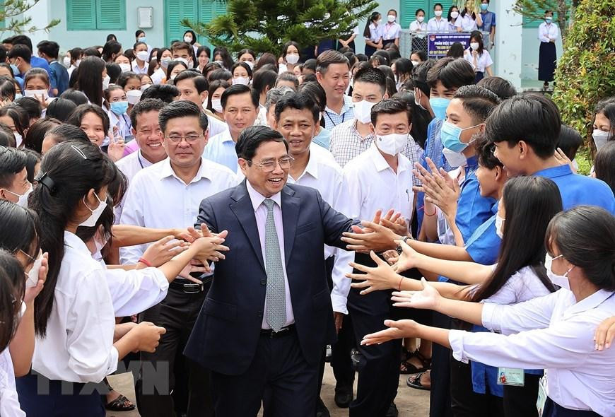 Thủ tướng Phạm Minh Chính với học sinh trường THPT Dân tộc nội trú Huỳnh Cương. (Ảnh: Dương Giang-TTXVN) Thủ tướng Phạm Minh Chính với học sinh trường THPT Dân tộc nội trú Huỳnh Cương. (Ảnh: Dương Giang-TTXVN)