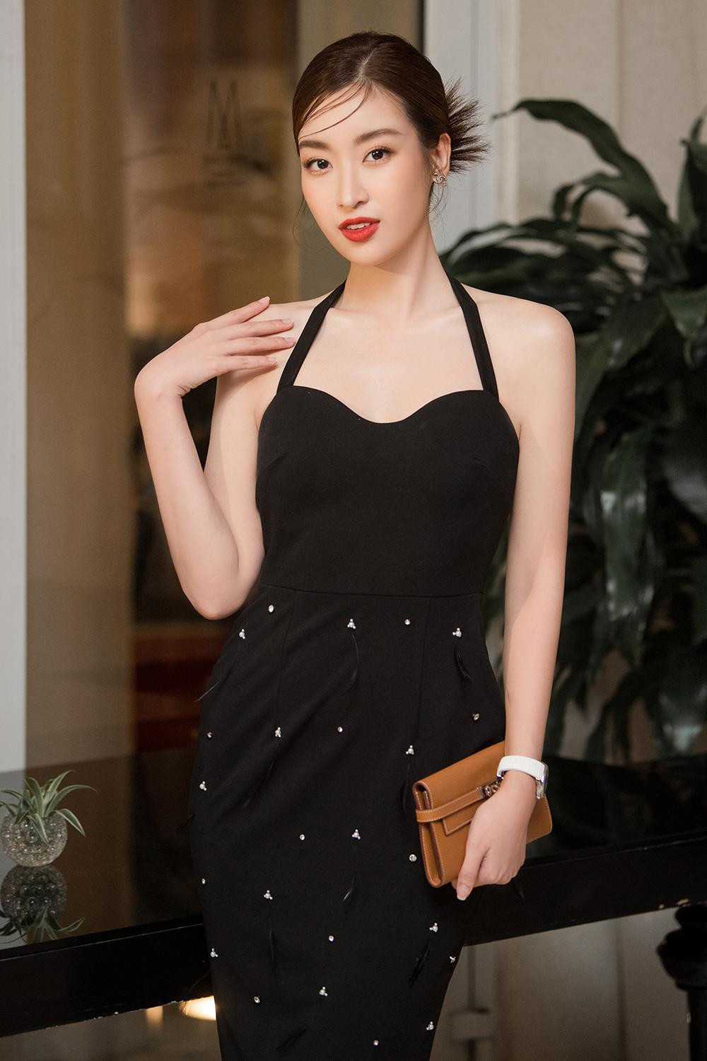 Hoa hậu Đỗ Mỹ Linh diện váy đen tới nghe nhạc.