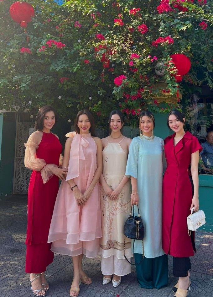 Dịp Tết vừa qua, khi gặp mặt các nàng hậu thân thiết cũng diện áo dài đồng điệu.