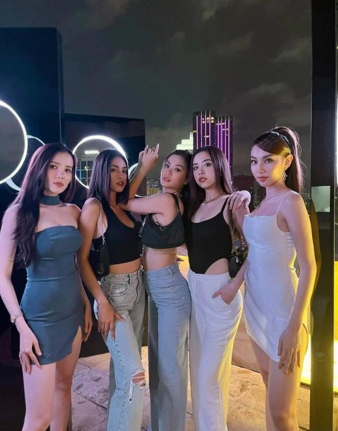 Khi đi chơi, các nàng hậu cùng diện trang phục cá tính, nóng bỏng.