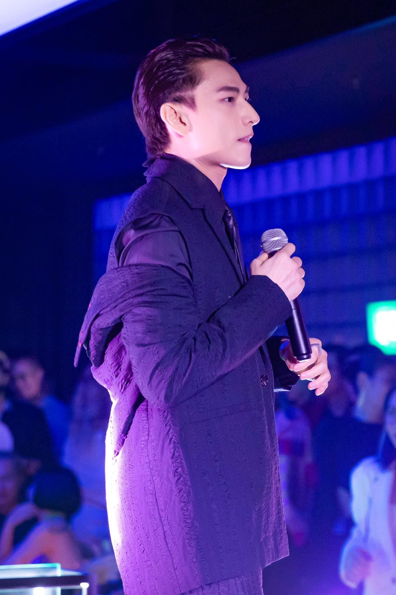 Nam ca sĩ Isaac. Nam ca sĩ Isaac.