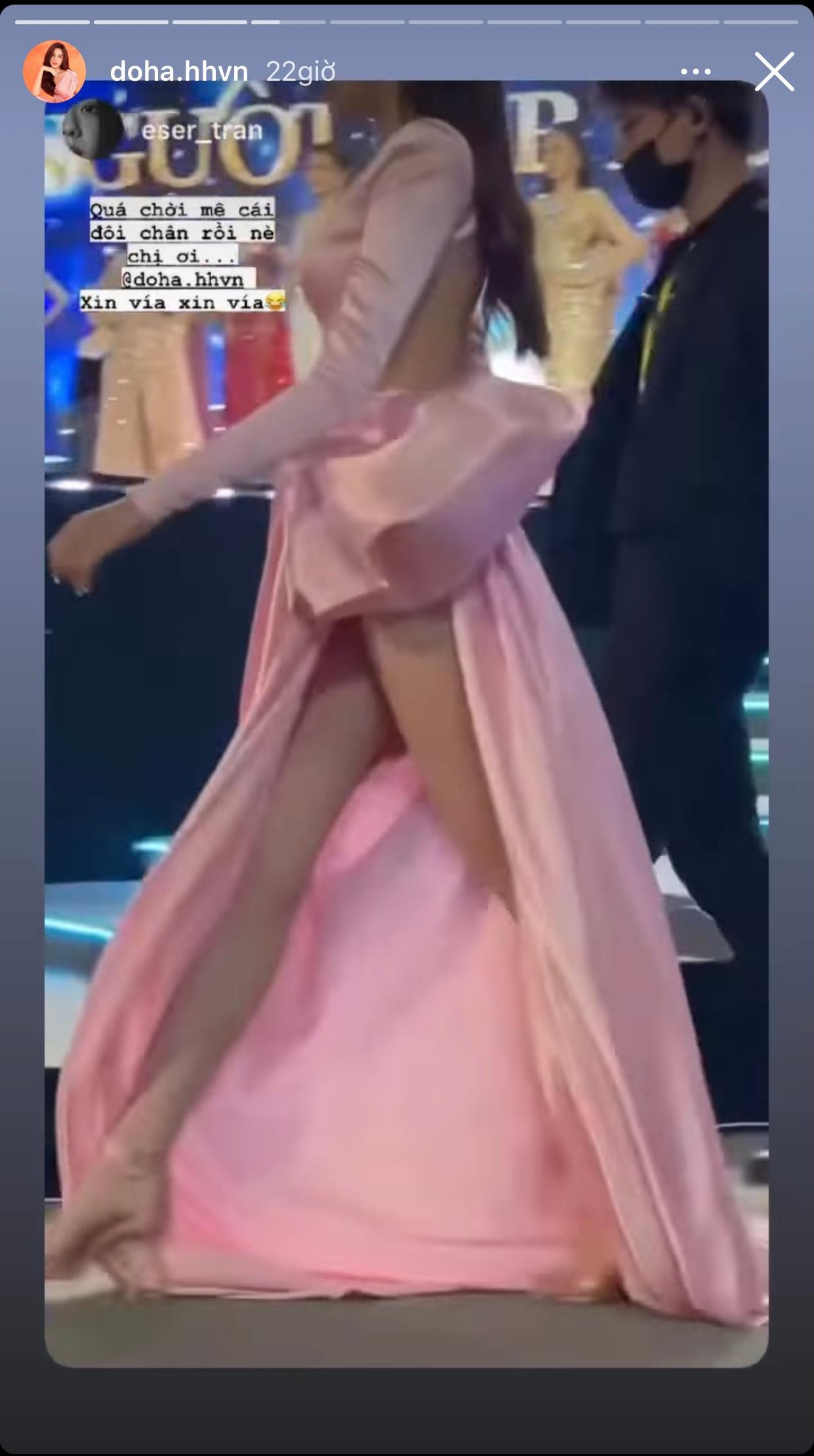 Các fans trầm trồ vì đôi chân thẳng tắp, nuột nà của HHVN 2020 qua camera thường.