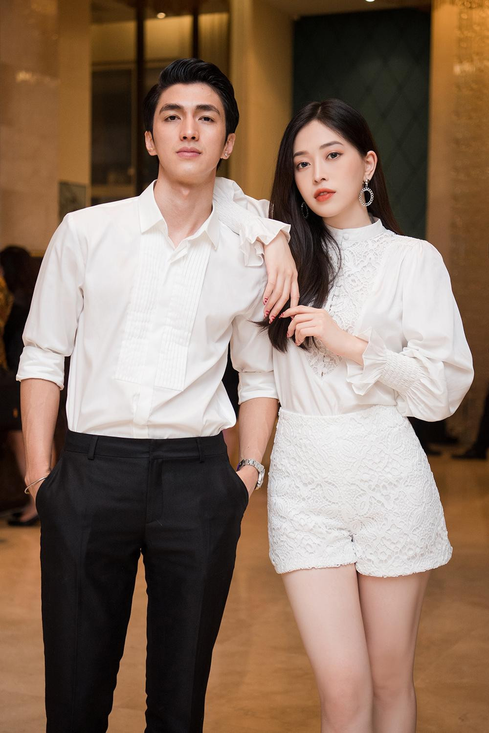 Cặp đôi diện trang phục đồng điệu với hai tông màu đen - trắng lịch lãm.