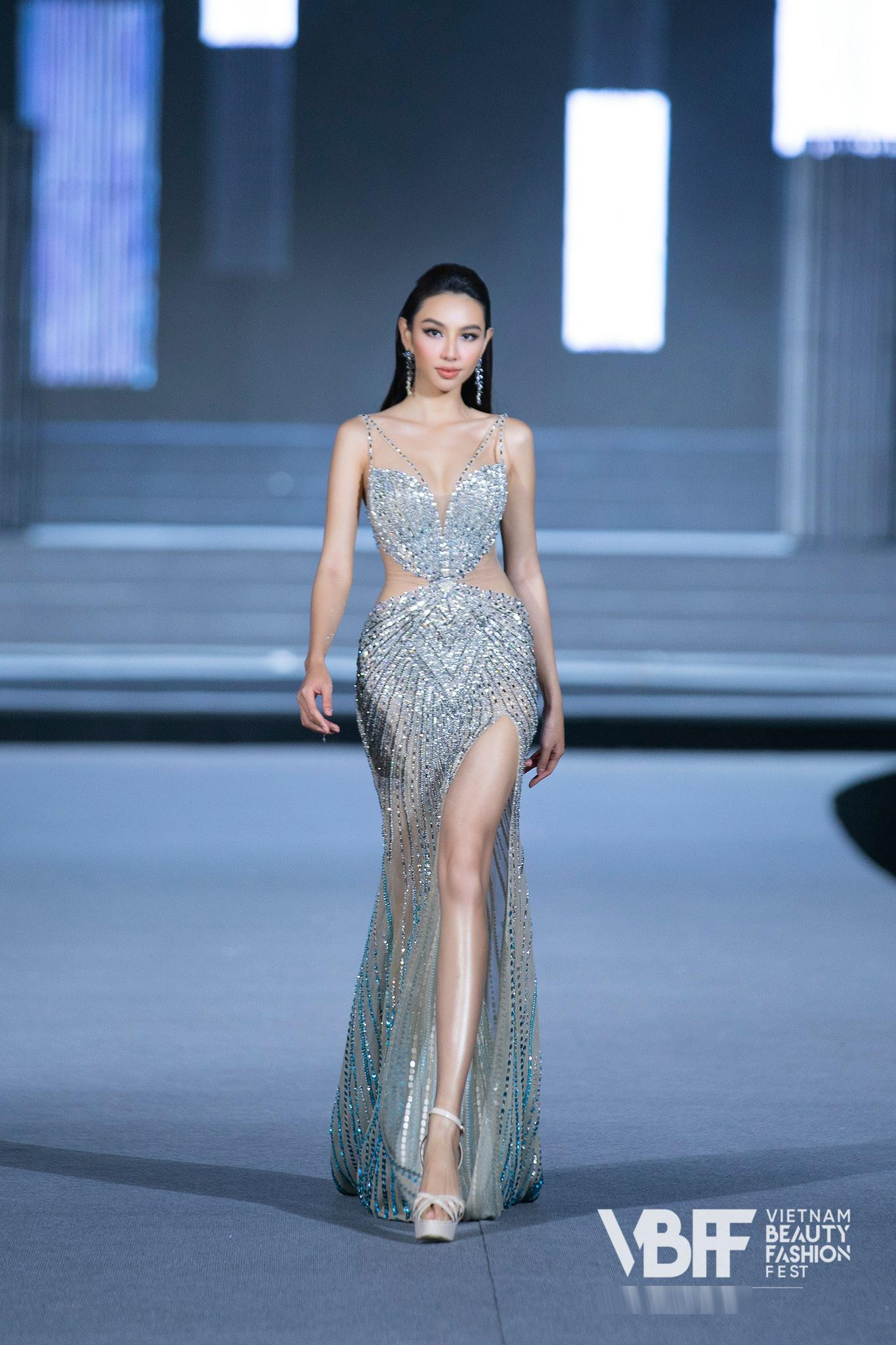 Thùy Tiên trình diễn tại đêm thời trang của Miss World Vietnam 2022 ở Thái Nguyên. Thùy Tiên trình diễn tại đêm thời trang của Miss World Vietnam 2022 ở Thái Nguyên.