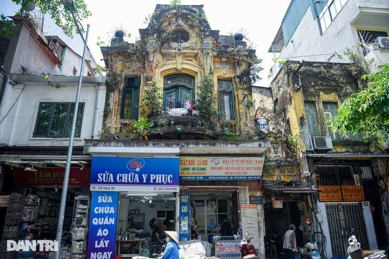 Khó có thể nhận ra con phố nhỏ ngày xưa với căn biệt thự Pháp với những bức vẽ phù điêu ẩn mình dưới bóng cây và hàng rào sắt. Khó có thể nhận ra con phố nhỏ ngày xưa với căn biệt thự Pháp với những bức vẽ phù điêu ẩn mình dưới bóng cây và hàng rào sắt.