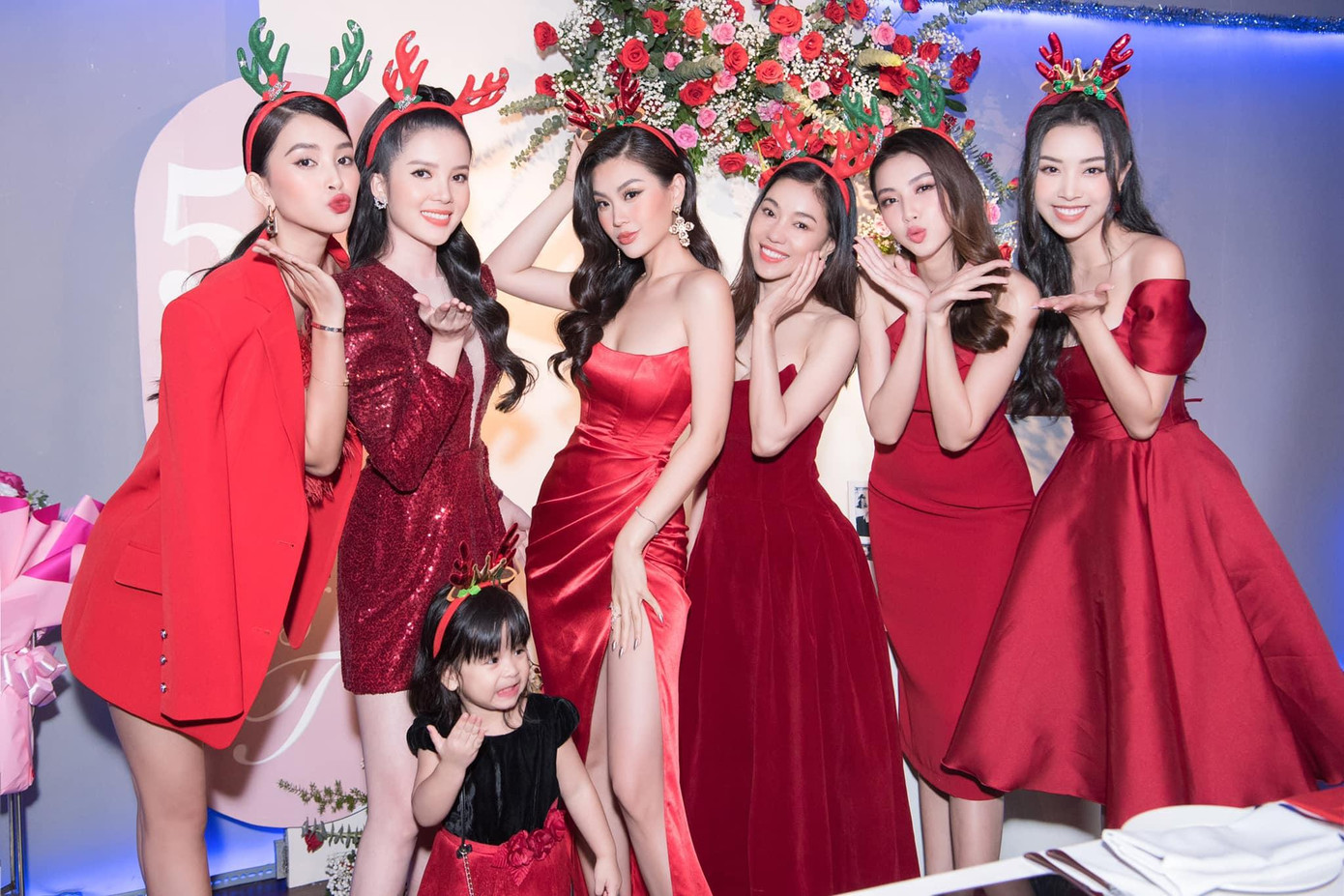 Tham dự tiệc kỷ niệm ngày cưới của Á hậu Diễm Trang, hội chị em thân thiết cùng 'lên đồ' tông màu đỏ rực.