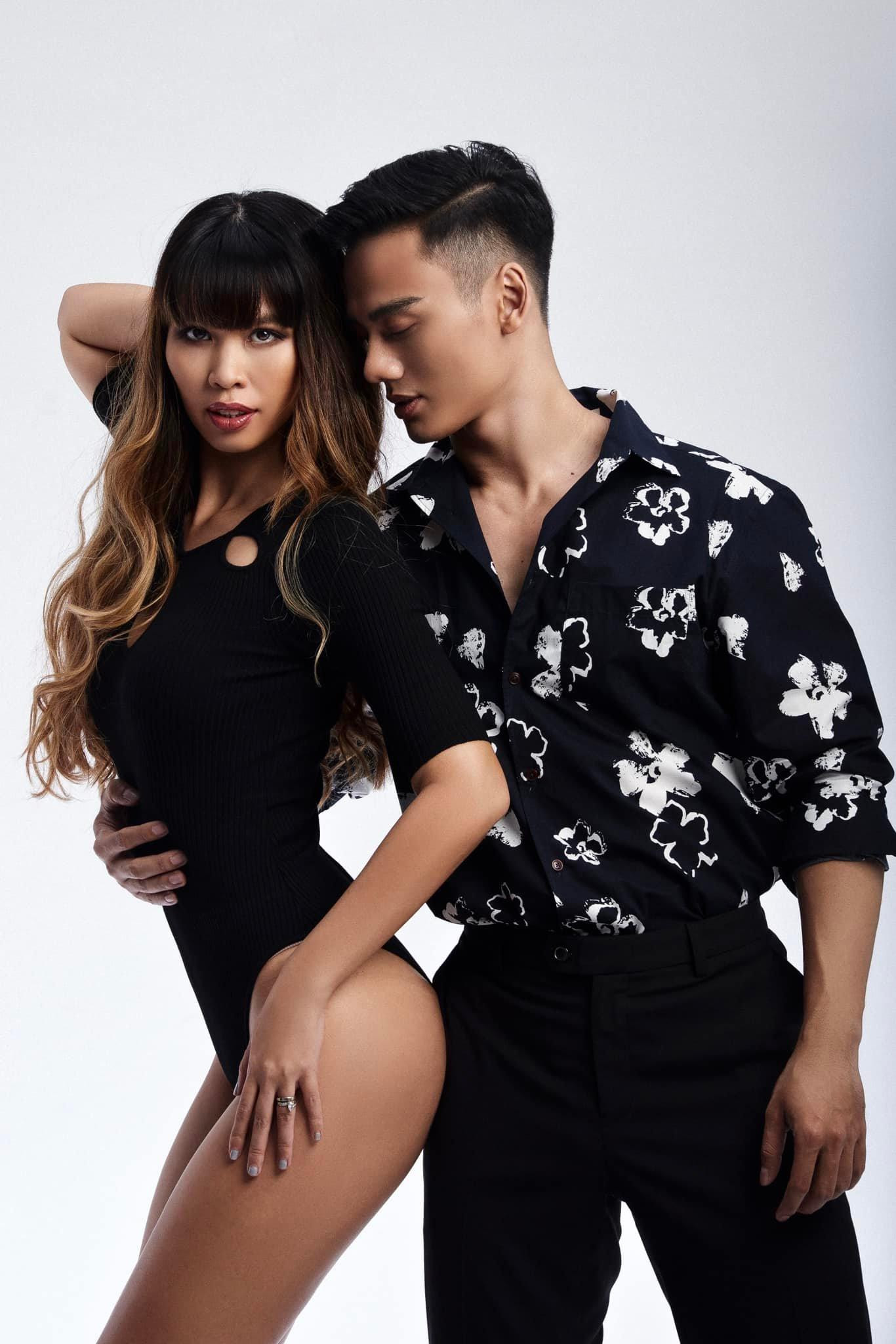 Siêu mẫu gốc Hà thành diện áo tắm một mảnh màu đen có thiết kế khá đơn giản nhưng tôn lên trọn vẹn đường cong nóng bỏng của người đẹp.