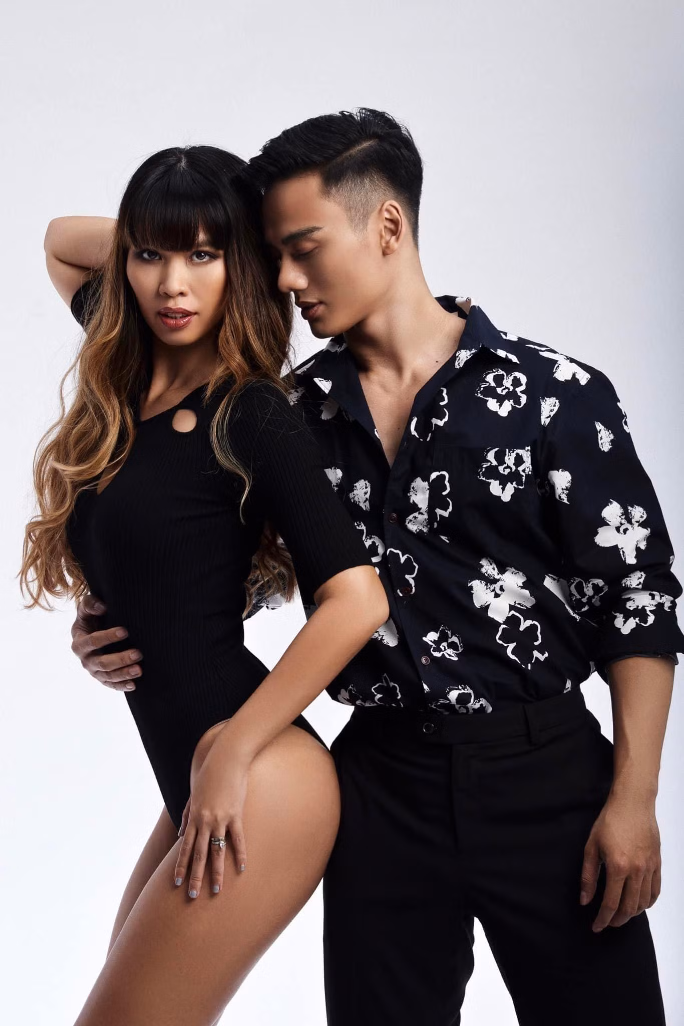 Siêu mẫu gốc Hà thành diện áo tắm một mảnh màu đen có thiết kế khá đơn giản nhưng tôn lên trọn vẹn đường cong nóng bỏng của người đẹp.