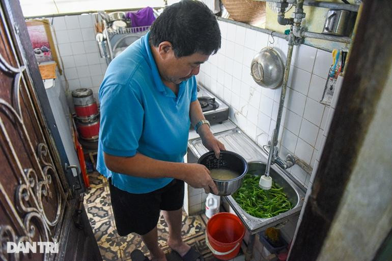 Ông Thành đang nấu cơm trong căn biệt thự cổ. Ông Thành đang nấu cơm trong căn biệt thự cổ.