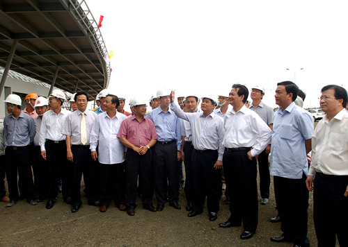 Thủ tướng Nguyễn Tấn Dũng kiểm tra tiến độ thi công Nhà ga hành khách Cảng hàng không Tuy Hòa, tỉnh Phú Yên. Ảnh: VGP/Nhật Bắc