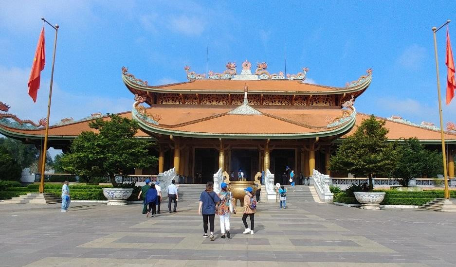 Đoàn đã đến dâng hương tại Khu tưởng niệm đền liệt sĩ Bến Dược. Đoàn đã đến dâng hương tại Khu tưởng niệm đền liệt sĩ Bến Dược.