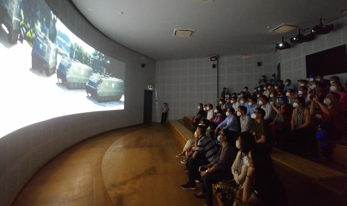 Các đại biểu được nghe, tìm hiểu về lịch sử chiến đấu anh dũng của quân và dân Củ Chi trong phòng chiếu phim 3D. Các đại biểu được nghe, tìm hiểu về lịch sử chiến đấu anh dũng của quân và dân Củ Chi trong phòng chiếu phim 3D.