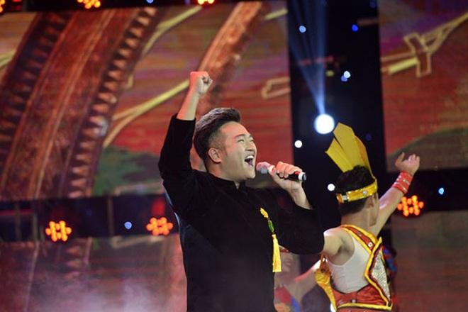 Ca sĩ Minh Quân hát trong chương trình "Nhân tài đất Việt" năm 2016.