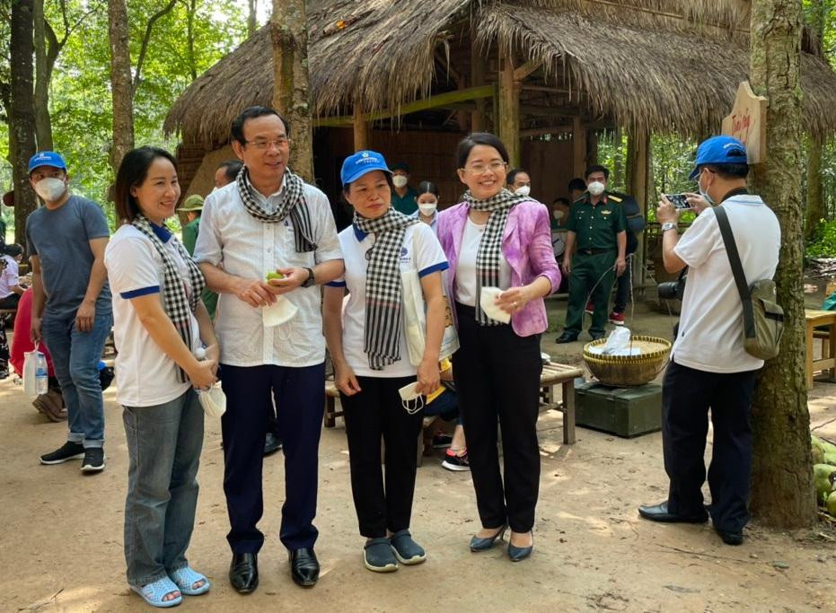 Bí thư Thành uỷ Nguyễn Văn Nên chụp ảnh kỉ niệm với các y, bác sĩ tham gia hỗ trợ chống dịch cho TP Hồ Chí Minh. Bí thư Thành uỷ Nguyễn Văn Nên chụp ảnh kỉ niệm với các y, bác sĩ tham gia hỗ trợ chống dịch cho TP Hồ Chí Minh.