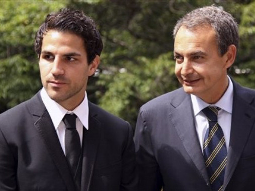 Fabregas (trái) và thủ tướng Anh, David Cameron