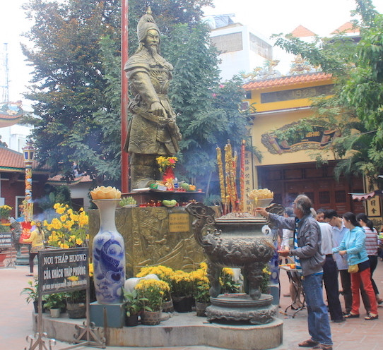 Bên trong đền thờ đặt lư hương Đức Thánh Trần ở Sài Gòn ảnh 3