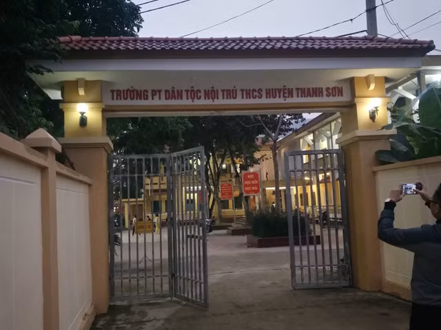 Ghi chép từ ngôi trường có tin hiệu trưởng lạm dụng tình dục nam sinh ảnh 4 Ghi chép từ ngôi trường có tin hiệu trưởng lạm dụng tình dục nam sinh ảnh 4