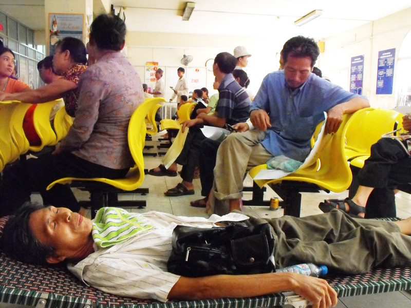 Một bệnh nhân nằm ngủ chờ đến giờ khám tại bệnh viện K. Một bệnh nhân nằm ngủ chờ đến giờ khám tại bệnh viện Nhi Trung Ương