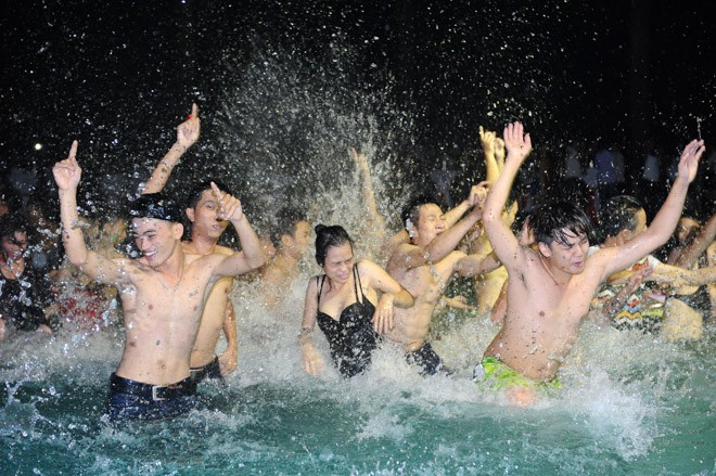 Mặc dù thời tiết Hà Nội đang khá lạnh nhưng nước bể bơi ấm đã không làm ảnh hưởng tới cuộc vui của giới trẻ 