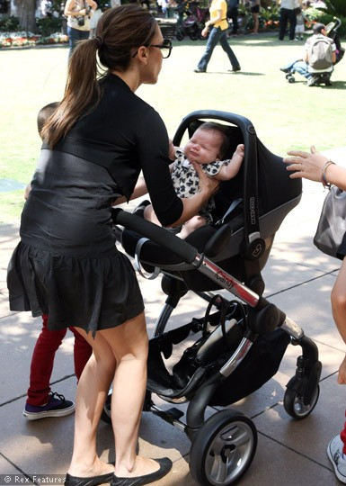 Xuất hiện tại sân bay Los Angle (Mỹ), hai mẹ con nhanh chóng trở thành tâm điểm của sự chú ý. Tại buổi lễ trao giải thưởng British Fashion. Hai mẹ con tại thành phố Los Angles. Vic và Harper với tone hồng xuất hiện trên đường phố New York (Mỹ) trong tuần lễ thời trang New York. Công chúa Harper trông thật đáng yêu với chiếc váy và chiếc nơ xinh màu hồng. Hai mẹ con đi mua sắm tại của hàng Big Apple. Vừa mới bước chân ra khỏi cửa hàng Channel, hai mẹ con đã bị những paparazzi chộp được.