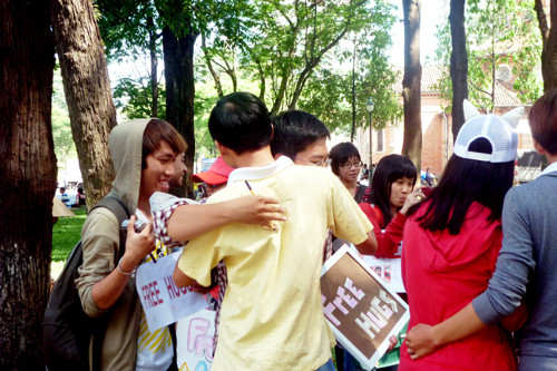 Giữa thành phố, bạn có thể tự do ôm người lạ, sau đó ký tên để làm kỷ niệm