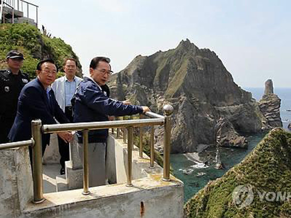 Tổng thống Hàn Quốc Lee Myung-bak thăm đảo Dokdo/Takeshima hôm 10-8. Ảnh: Yonhap