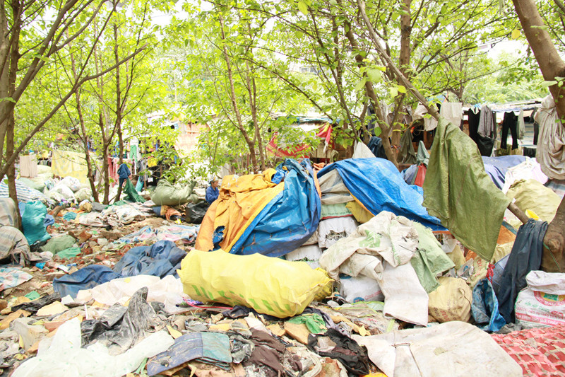 Bãi rác nằm ở gần hồ Hoàng Cầu (Đống Đa, Hà Nội). Đây là nơi tập kết phế liệu, nguồn thu nhập, kiếm ăn của hàng trăm người lao động nghèo khổ. Ảnh: Trường Phong