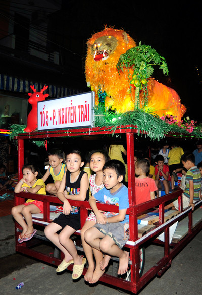 Những em nhỏ trên chiếc xe xích