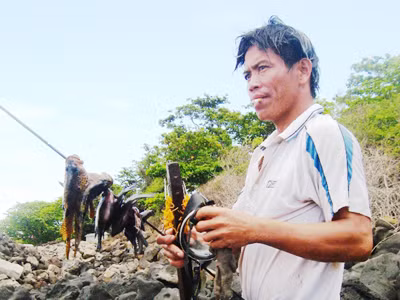 Dân trên đảo chỉ bắt cá đủ ăn vì tâm niệm “đời mình ăn, còn để đời con có cái mà ăn nữa”