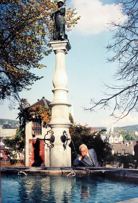 Tại bang Giơnevơ, vào một buổi chiều, đi trên con đường trải rộng có vườn hoa và tượng đài. Nơi đó có một vòi nước sạch, một mình Đại tướng đã ra thử uống nước (9/1996). 