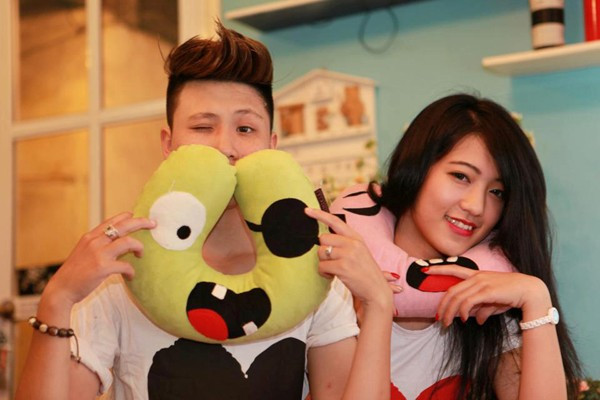 Năm 2012, cặp đôi Linh Kin và Trà My trở thành cặp đôi đồng tính nữ gây sốt trên khắp các diễn đàn vì độ dễ thương và nhí nhố của họ. Dù còn rất trẻ nhưng cả hai đã mạnh dạn công khai tình cảm của mình, Linh Kin và Trà My nhận được nhiều sự ủng hộ, tán dương của những người xung quanh bởi tình yêu đỗi ngọt ngào mà họ đã dũng cảm thể hiện