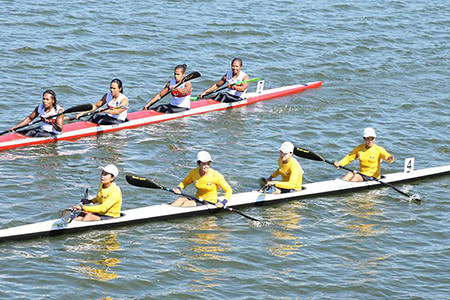 Các VĐV Canoeing ở nội dung K4 tranh tài. Các VĐV Canoeing ở nội dung K4 tranh tài