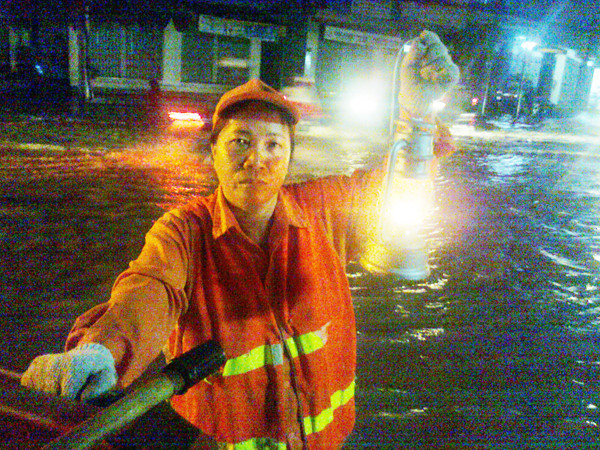 Chiếc đèn bão là bạn trong đêm Ảnh: T.N.A