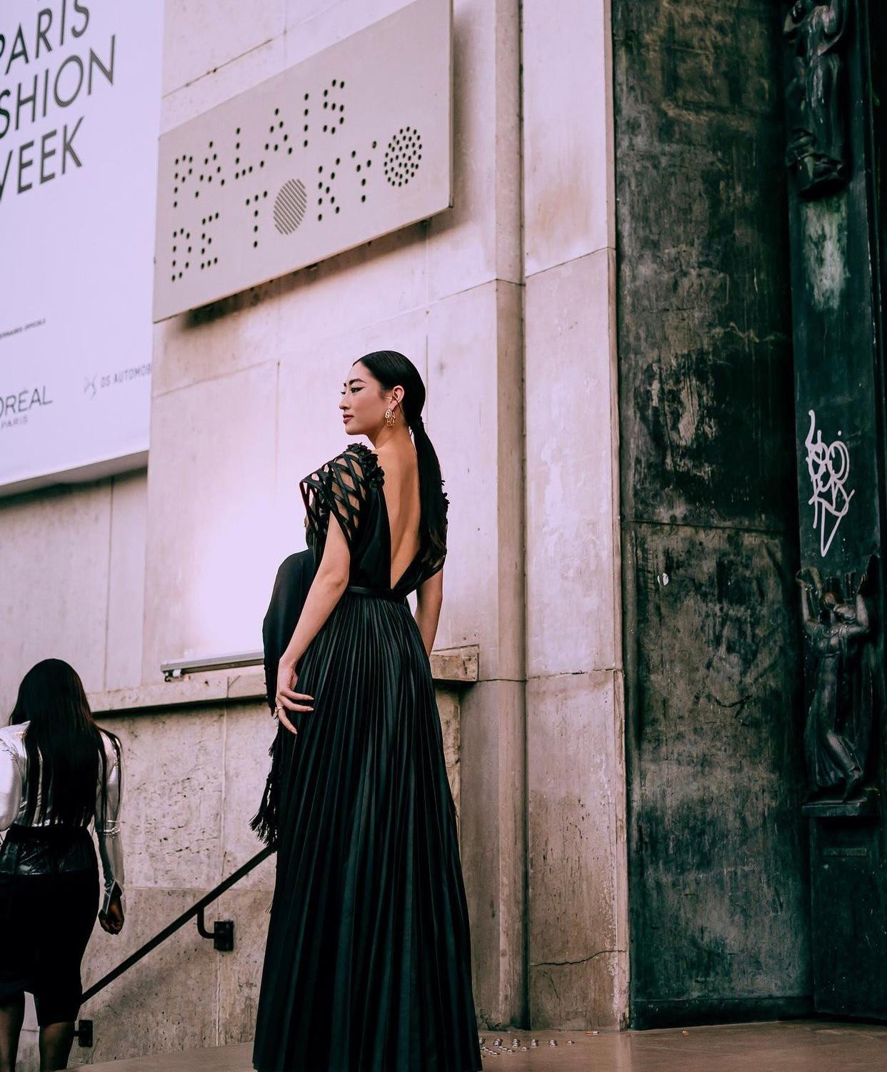 Thiết kế còn giúp cho Lương Thuỳ Linh khoe được tấm lưng trần quyến rũ. Thiết kế còn giúp cho Lương Thuỳ Linh khoe được tấm lưng trần quyến rũ.