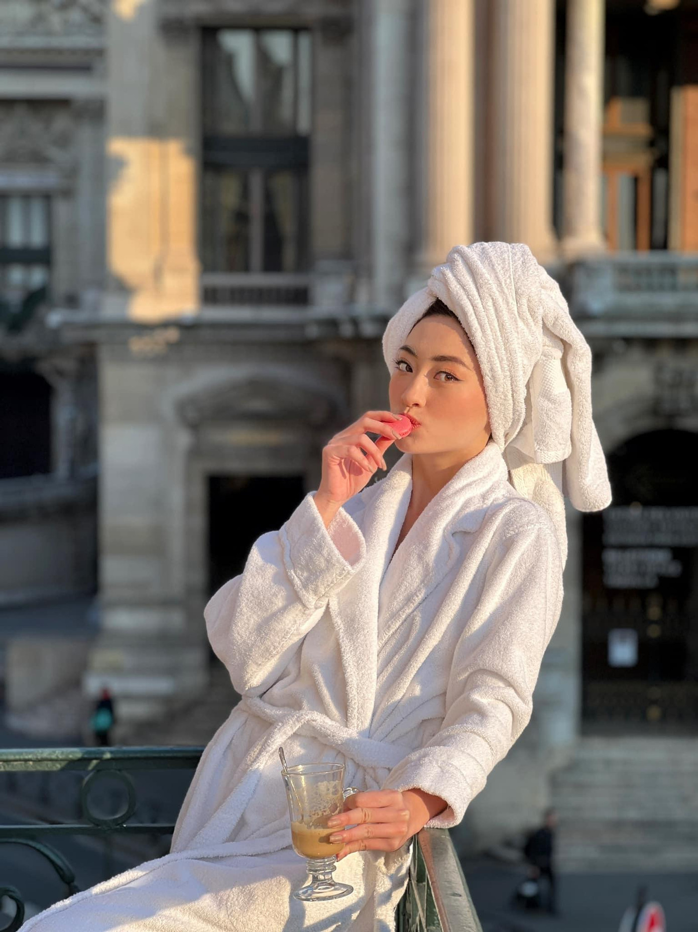 Hoa hậu Lương Thuỳ Linh diện áo choàng tắm sang chảnh, kiêu sa ở Paris.