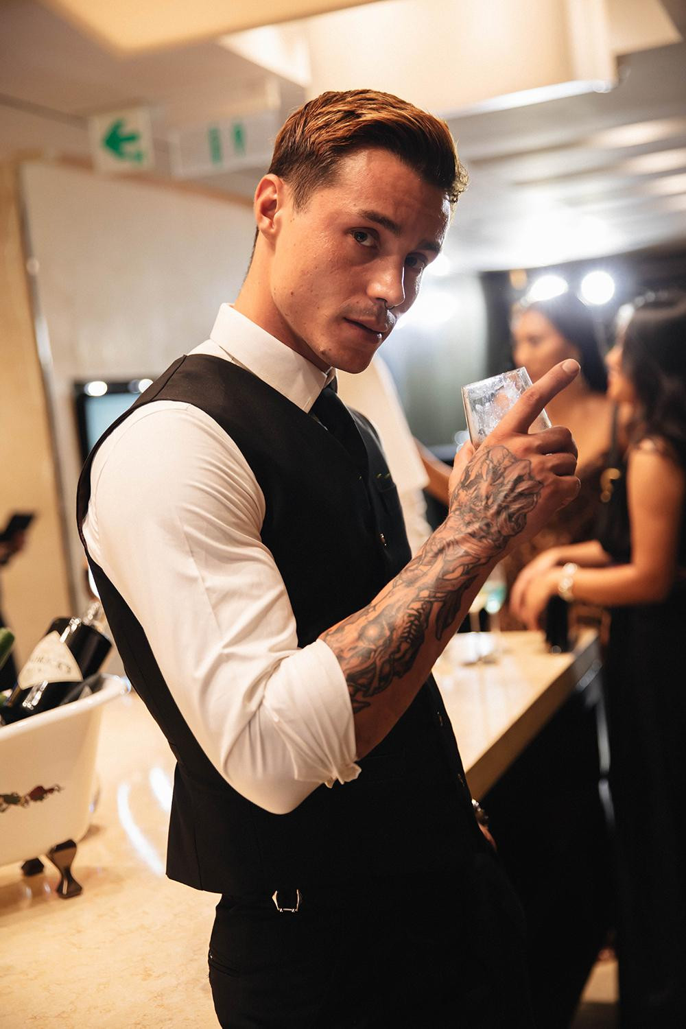 Anh chàng ngoại quốc điển trai Elia trong team của nữ siêu mẫu đang 'đốn tim' nhiều fan girl nhờ vẻ ngoài phong trần của mình.